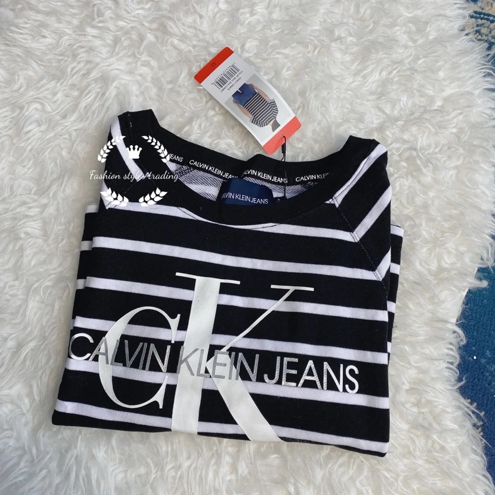 Calvin Klein Women’s Logo top M